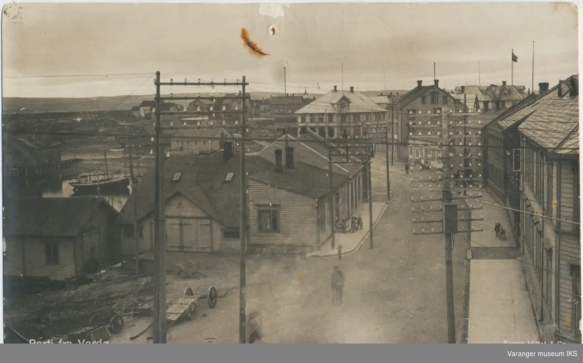 Brodtkorbsgata og deler av Valen og Festningsgaten i Vardø ca. 1910