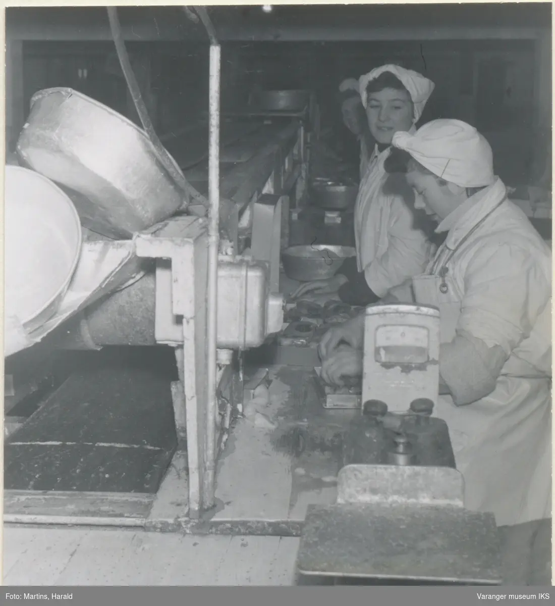 Filetene pakkes før frysing, filetfabrikken på Finotro, 25. januar 1956