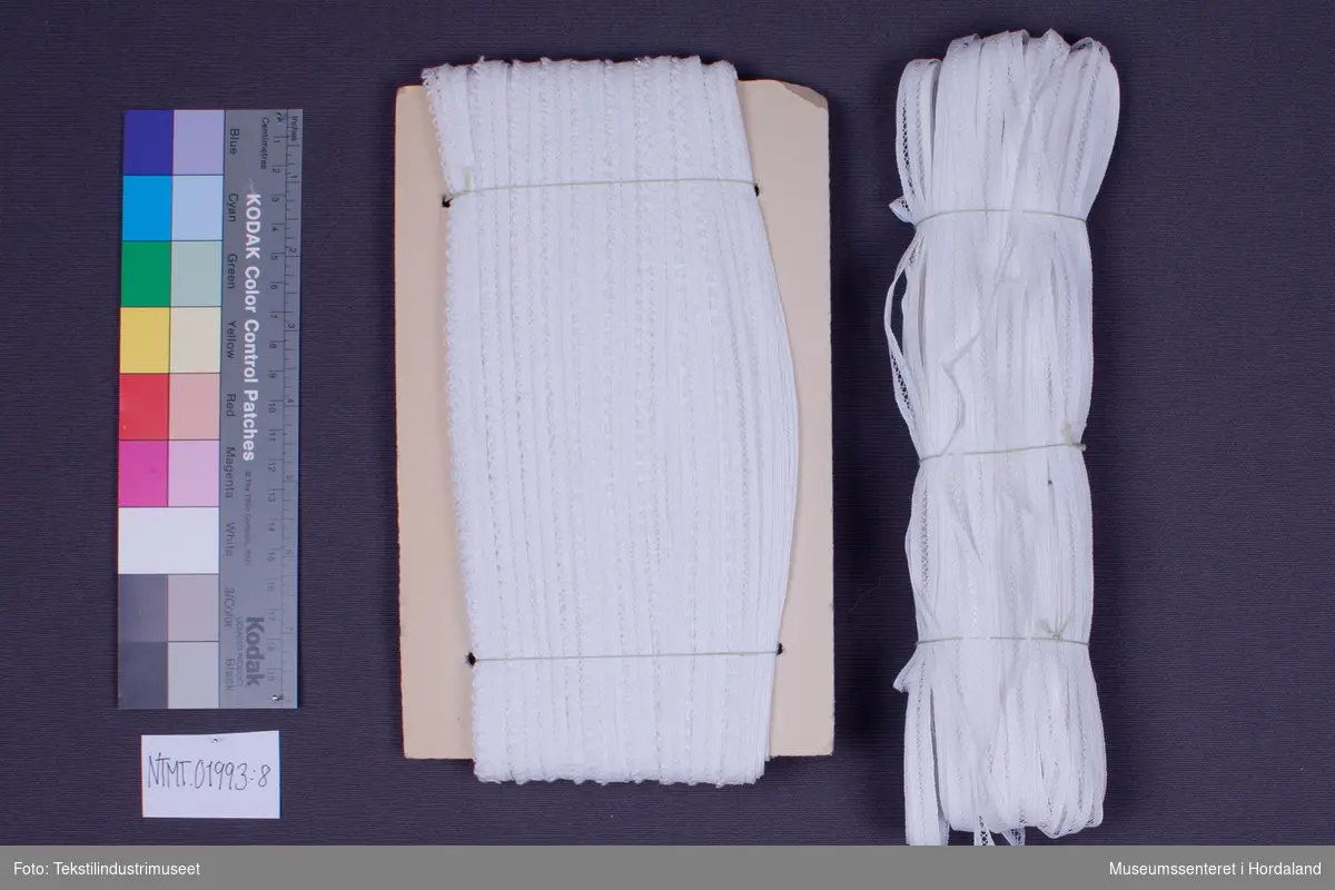 Rektangulær pose med mønsterprøver, tråd og annet til "Brussels lace" håndarbeidssett.