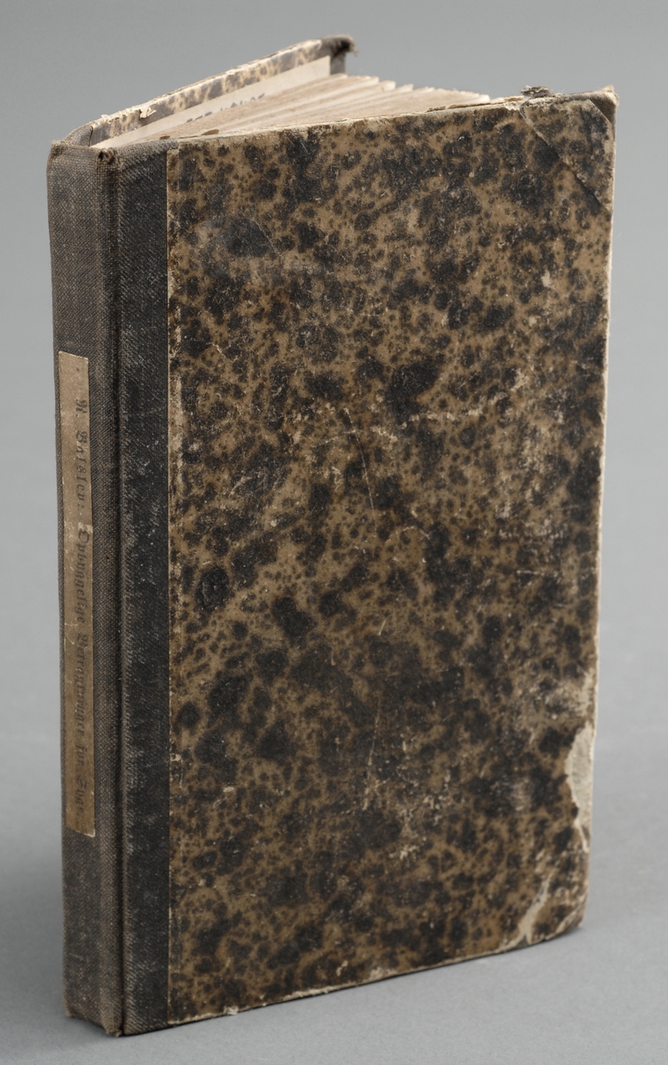 Boken er  et halvbind med shirting  i rygg og hjørner og med  marmorert perm.
Boken har religiøst innehold.
Teksten er i gotisk skrift.