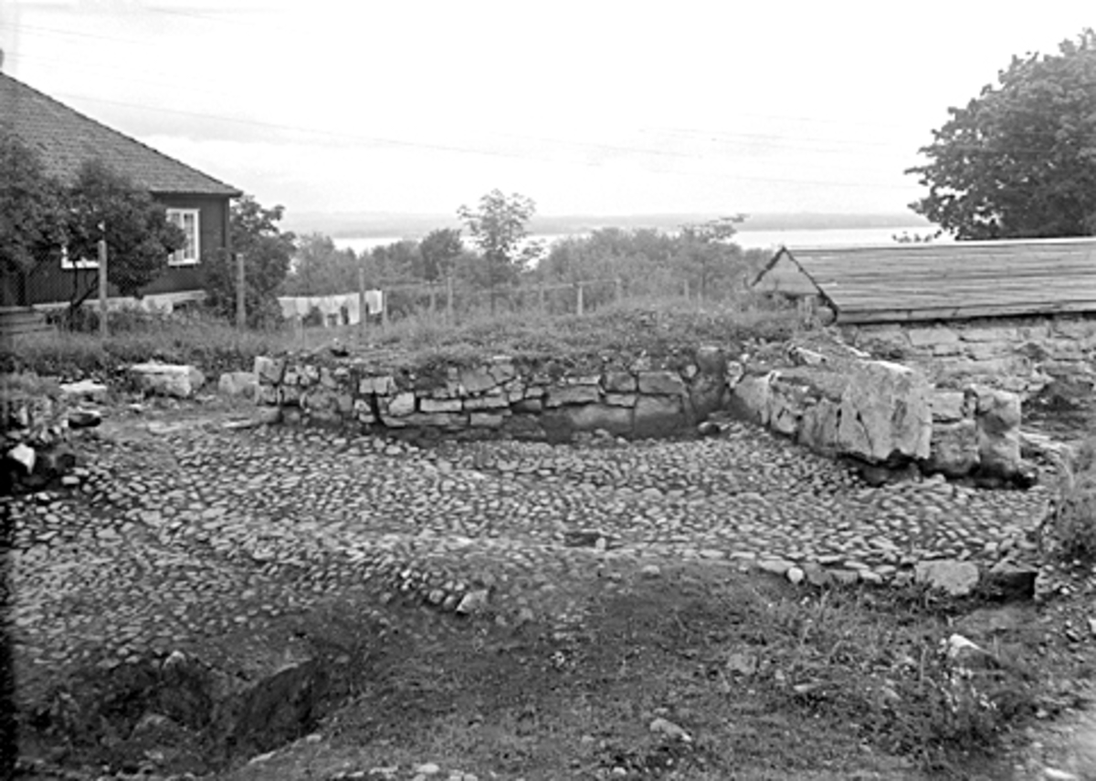 Arkeologiske undersøkelser i Hamar bispegård, Domkirkeodden, Hamar 1951. Nordøstre del av borggården med tårnet K under utgravning.