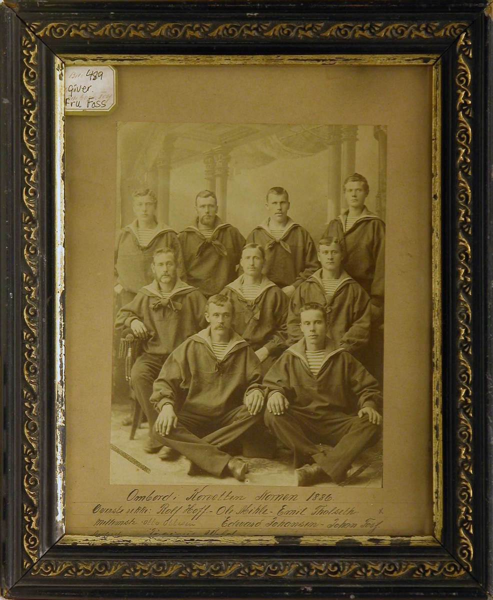 Gruppebilde av mannskap på korvetten "Nornen" i 1886. 9 menn i matrosdrakt. De 9 skal muligens være trøndere.
