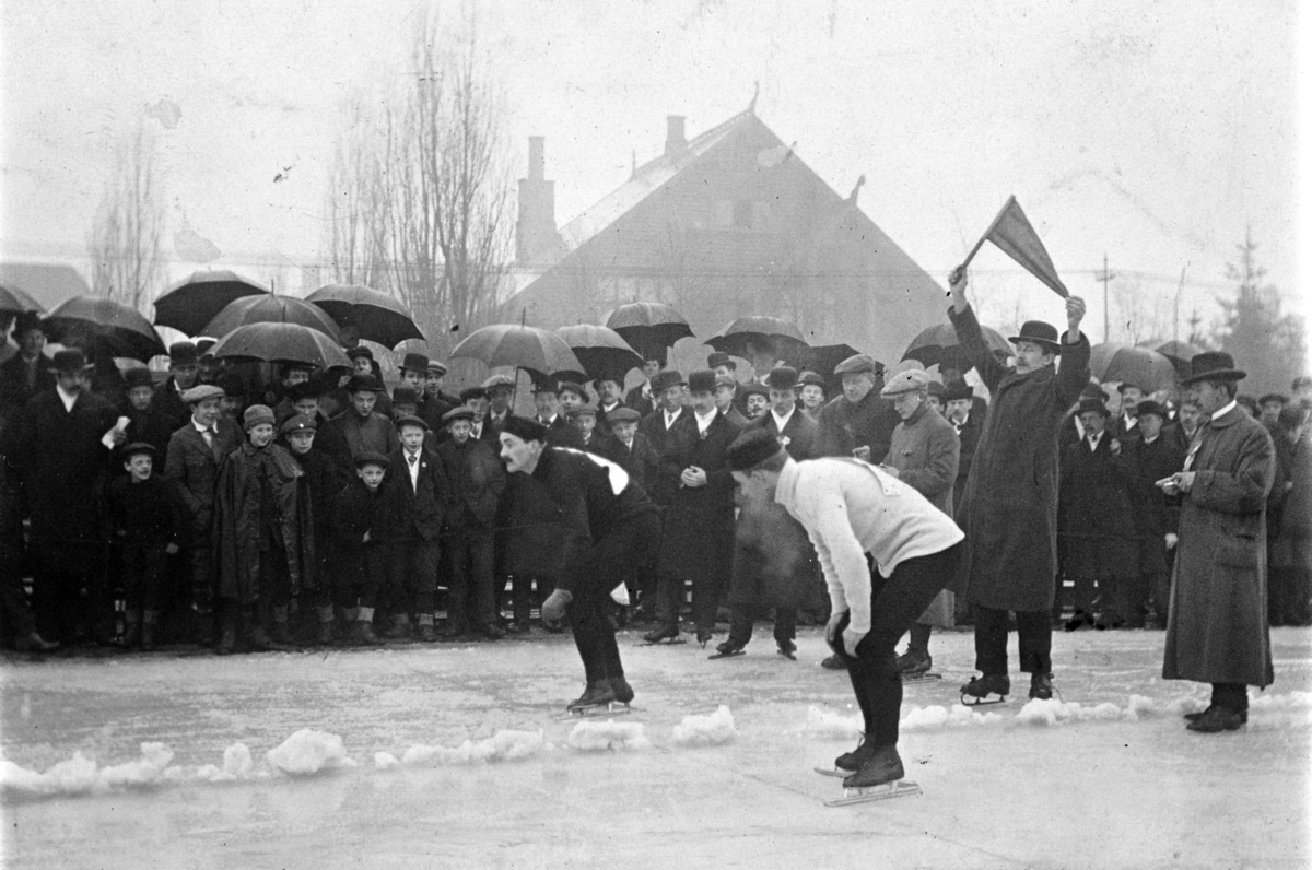 Skøyteløp på gamle Frogner stadion. Oscar Mathisen og Strømsten(?) på 500 m. 
Oscar Wilhelm Mathisen (født 4. oktober 1888, død 10. april 1954) var en norsk skøyteløper som representerte Kristiania Skøiteklubb. 