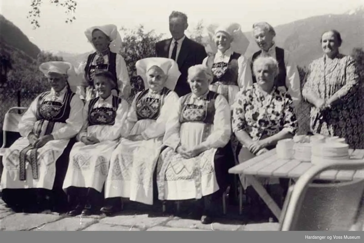 Gruppe, mann, kvinner, bunad, skaut, bord, fjell. 50 års jubileum for konfirmasjonen