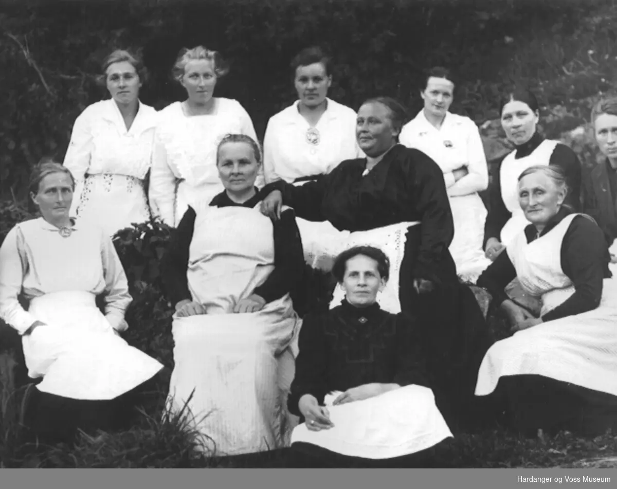 Gravferd, Åsa Gautesen, gruppebilete elleve kvinner (kokker)