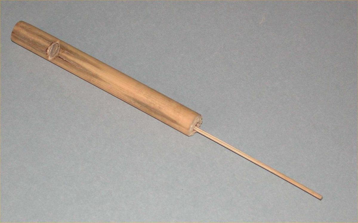 Stempelfløyte med spalte. Bambus. Stempelstilk av strå.


