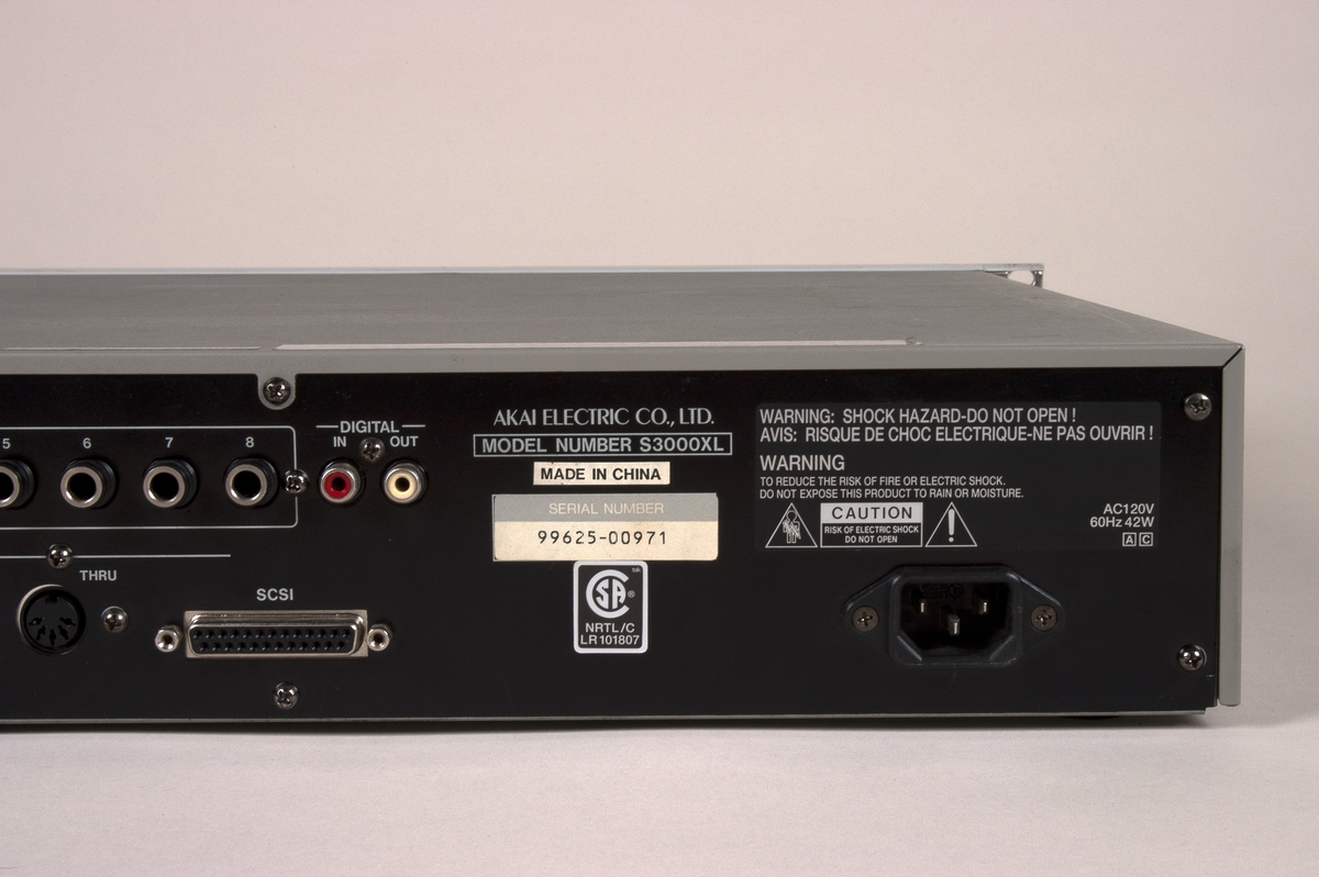 Rackmontert digital sampler i 16-bit stereo. Frontpanelet har 33 knotter og pader, med LCD-skjerm og diskettstasjon. Sampleren er polyfonisk, med 32-stemmer. Minnekapasiteten er 2 MB (innebygd RAM som kan utvides til 32MB). Funksjoner inkluderer multitimbral sekvensering og DSP. Effekter inkluderer lowpass filter, VFO, envelope generatorer og modulasjon.