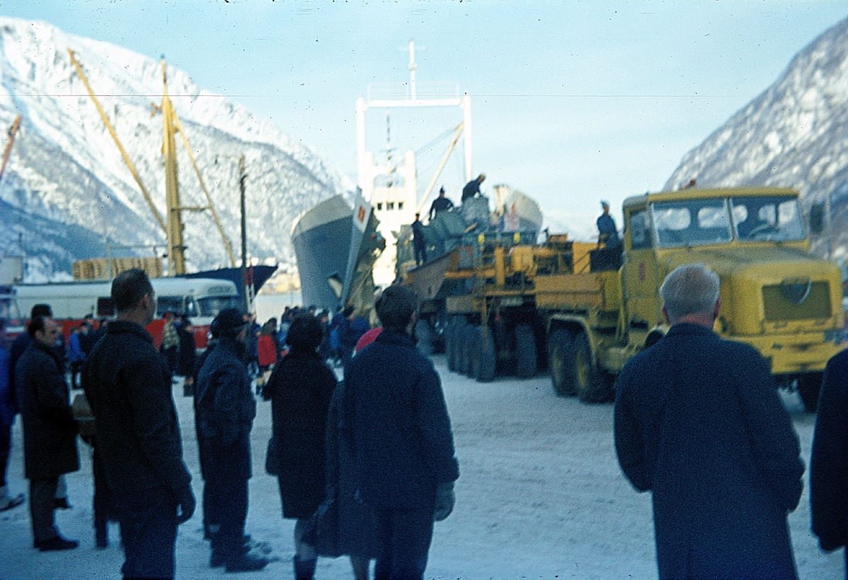 Skip ankommer Odda med transformator til smelteverket i 1969. 