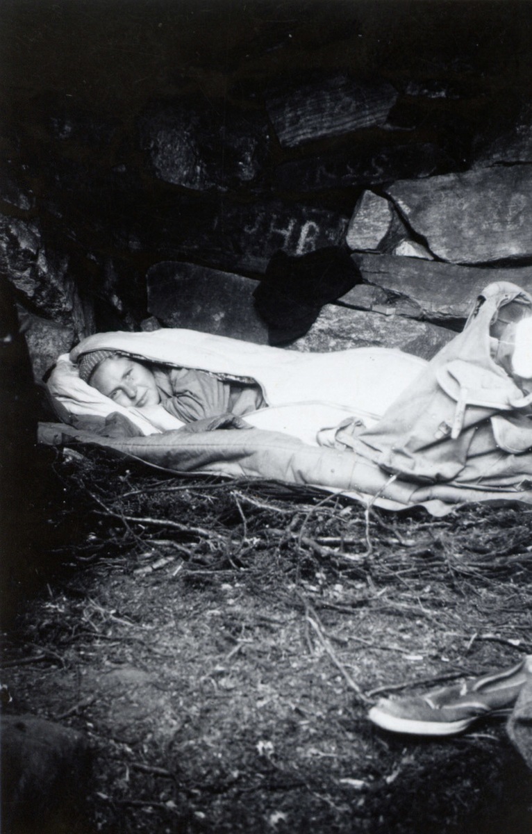 Portrett, 1, Herborg Kiberg i sovepose, steinbu eller hellar
