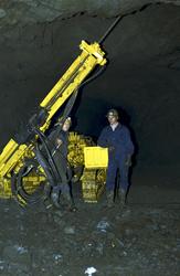 To gruvearbeidere sammen med borerigg Atlas Roc 600.