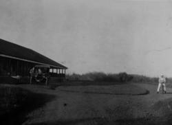 Fra gårdsplassen foran bestyrer- og kontorbygningen til URCE