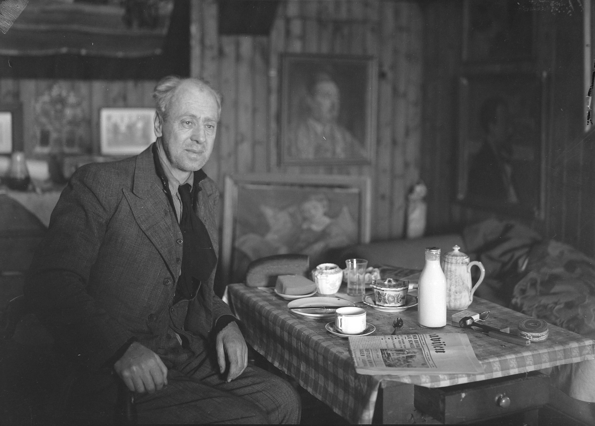 Kunstmaler Einar Bothner ved frokostbordet i sitt atelier