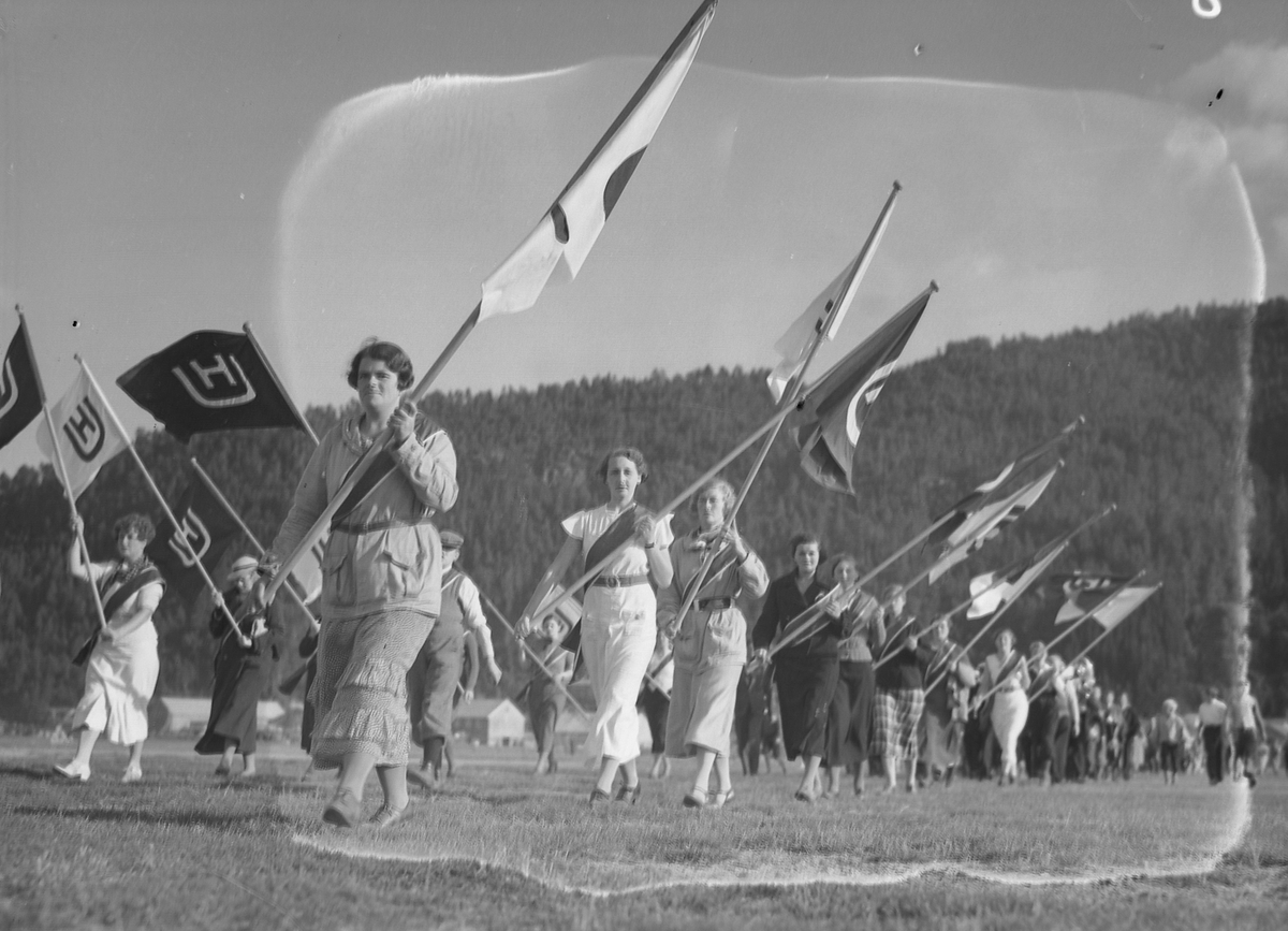 Unge Høyres stevne i Surnadal. Deltakerne marsjerer til stevneplassen