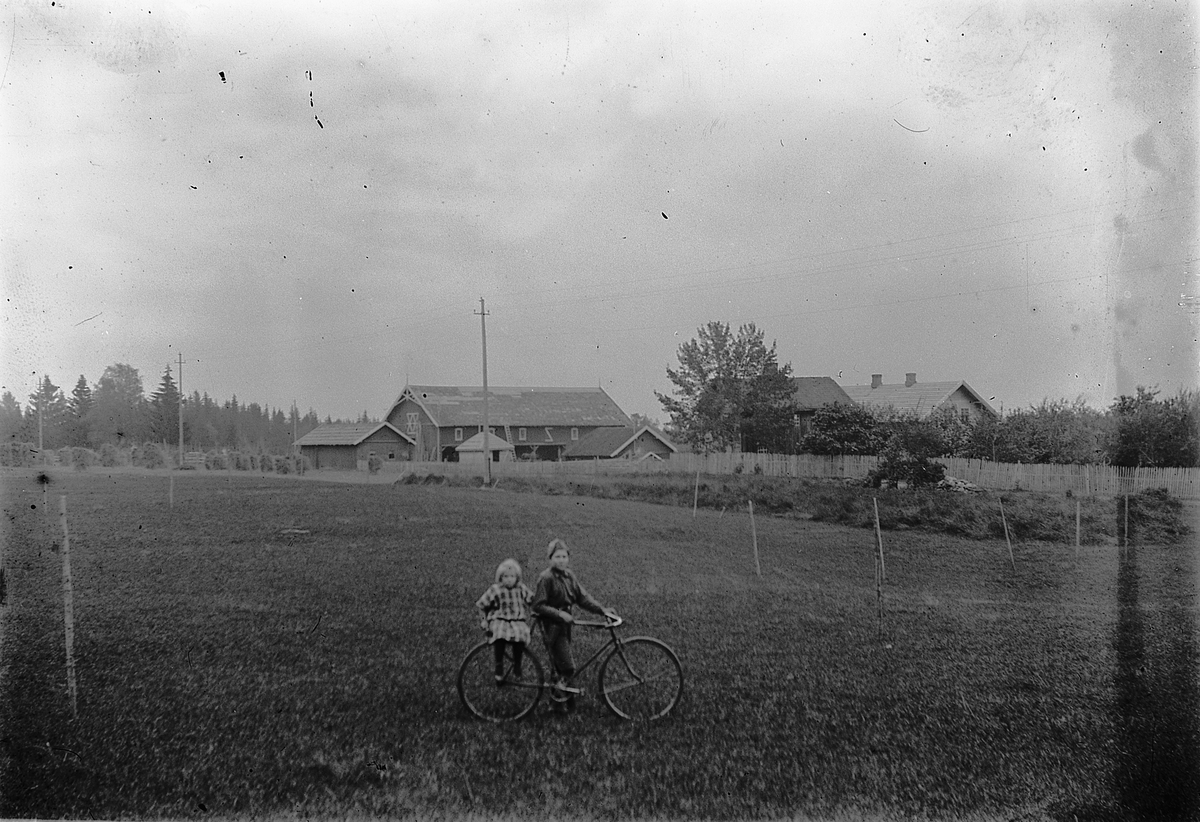 Knatterud, Nes, Hedmark. To barn med sykkel.. Thorleif Paul Nikolai f.1912 Knatterud og Else Knatterud f.1920.