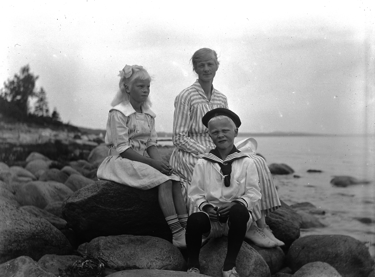 Tre barn i vannkanten, Wilhelm Dybwad i matrosdress. 