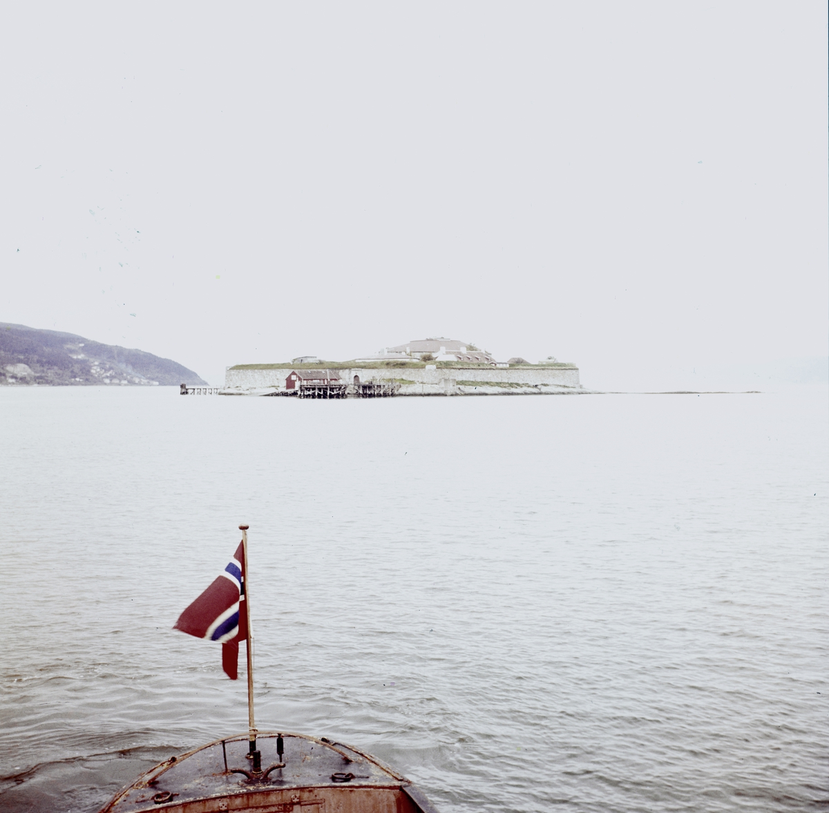 Munkholmen fotografert fra båt.