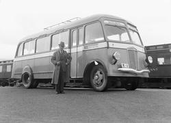 Busseier og sjåfør Arthur Tetmo foran buss på Mosjøen jernba