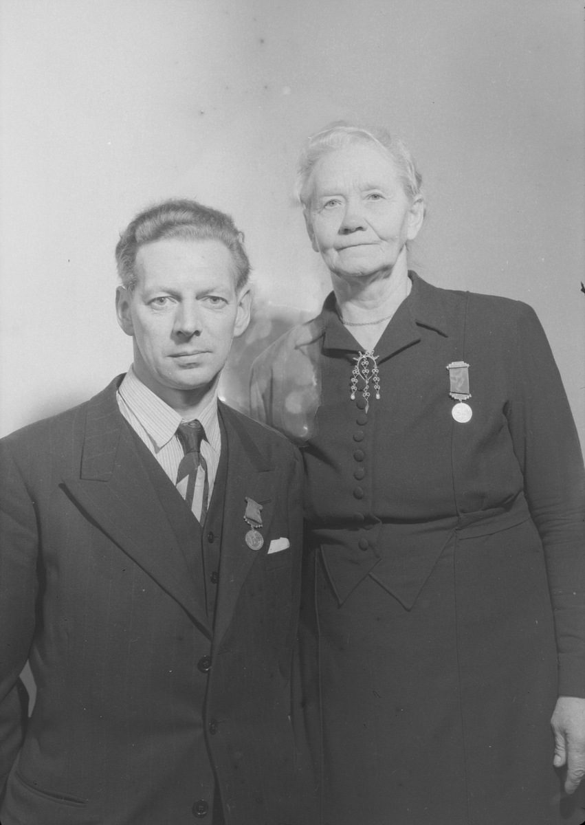 Nora Berg fra Trondheim og Torbjørn Ross fra Steinkjer med medalje for 25 års tjeneste ved Bøndernes Salgslag 