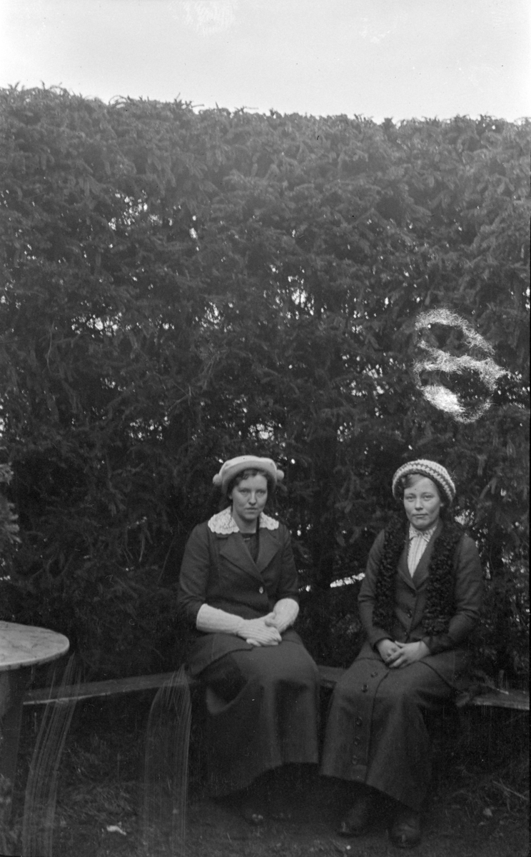 To damer ute på Kise østre, Nes, Hedmark. Margit Skredshoel (1895-1973), Klara Gjestvang.