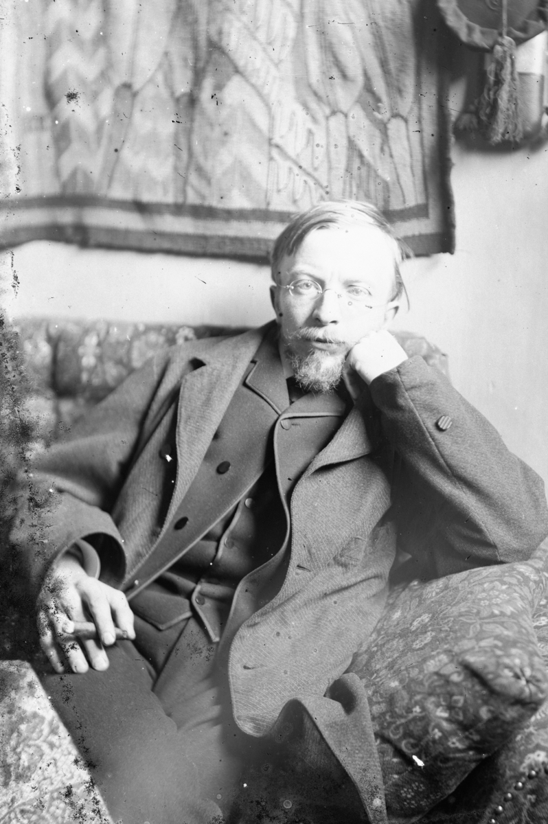 Drøbak, Billedhugger Stephan Sinding (1846-1922) med sigar, hjemme hos Ludvig Skramstad,