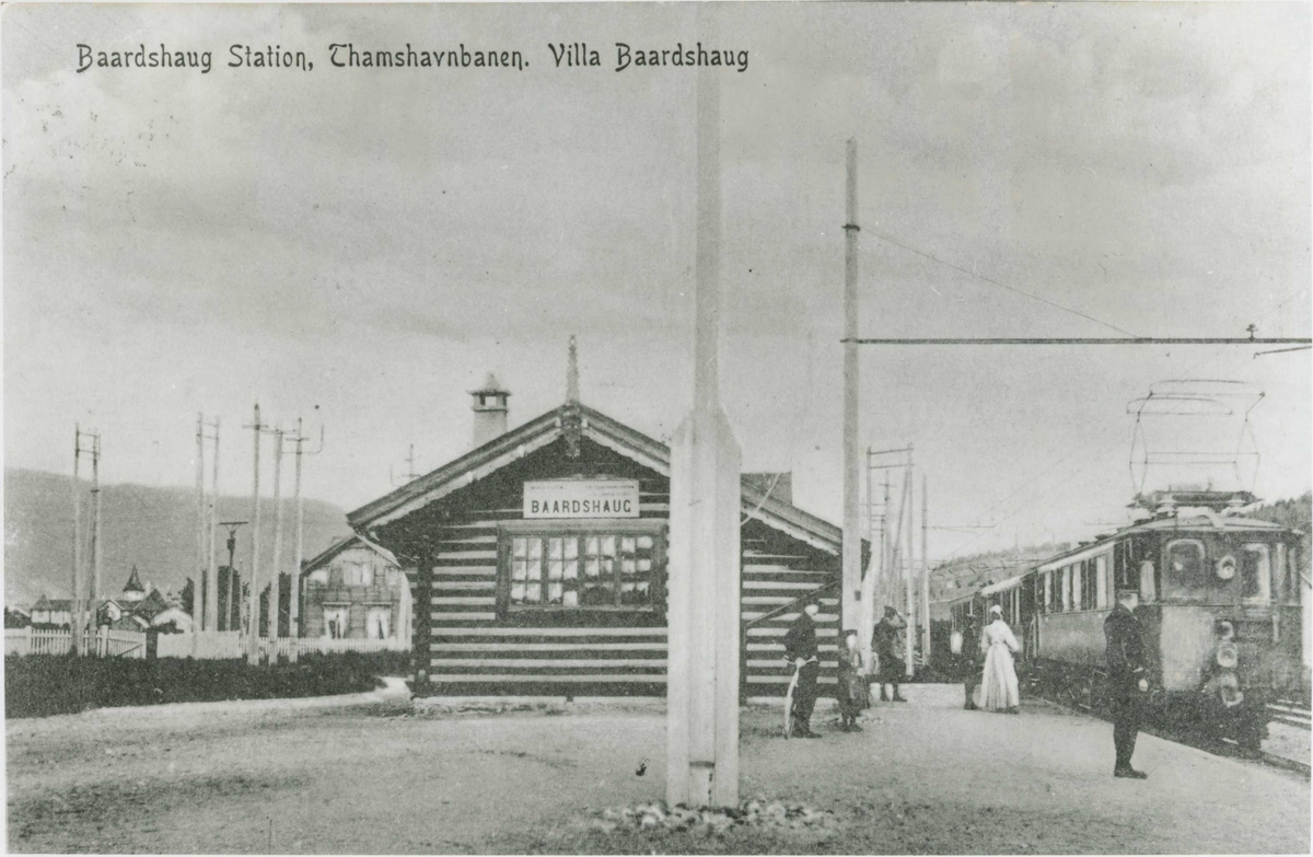 Passasjertog og reisende på Bårdshaug stasjon.