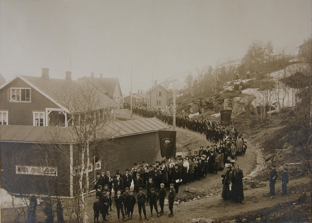 1. mai-tog på Løkken Verk i 1911. Fra Gamlebyen ved brakke 25.