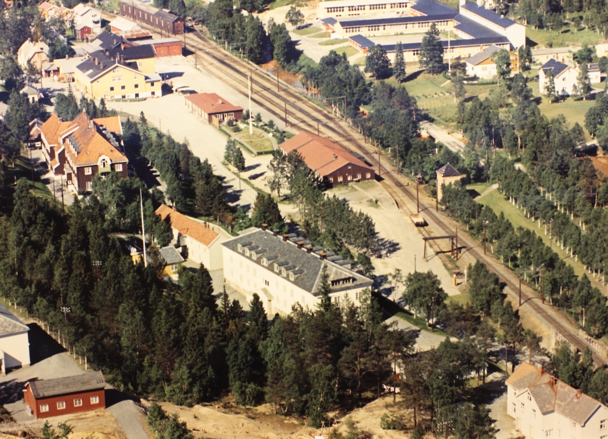 Løkken sentrum, med Orkla Hotell, hovedkontoret, Løkken stasjon og kooperativet. Realskolen oppe til høyre.