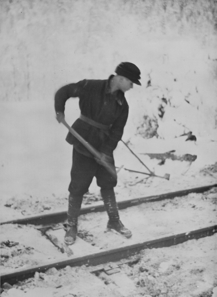 Krigsfange i arbeid på Thamshavnbanen.