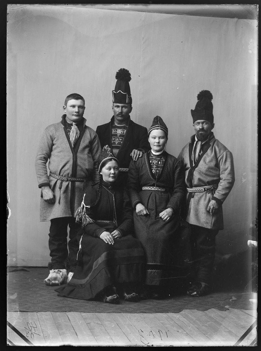 Gruppeportrett av to samiske familier