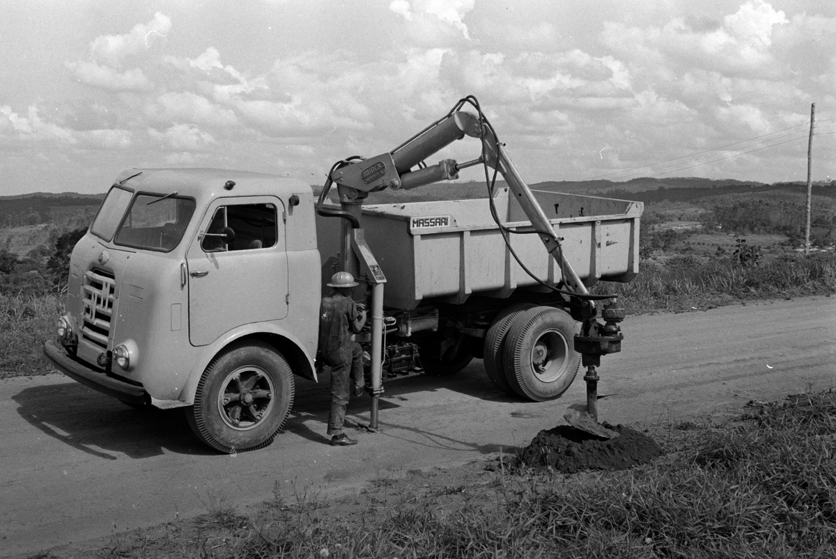 FNM lastebil med  Munch kran og jordbor for stolper. Bilen var ment til bruk for elektrisitetsverk og andre som hadde behov for å sette opp stolper.