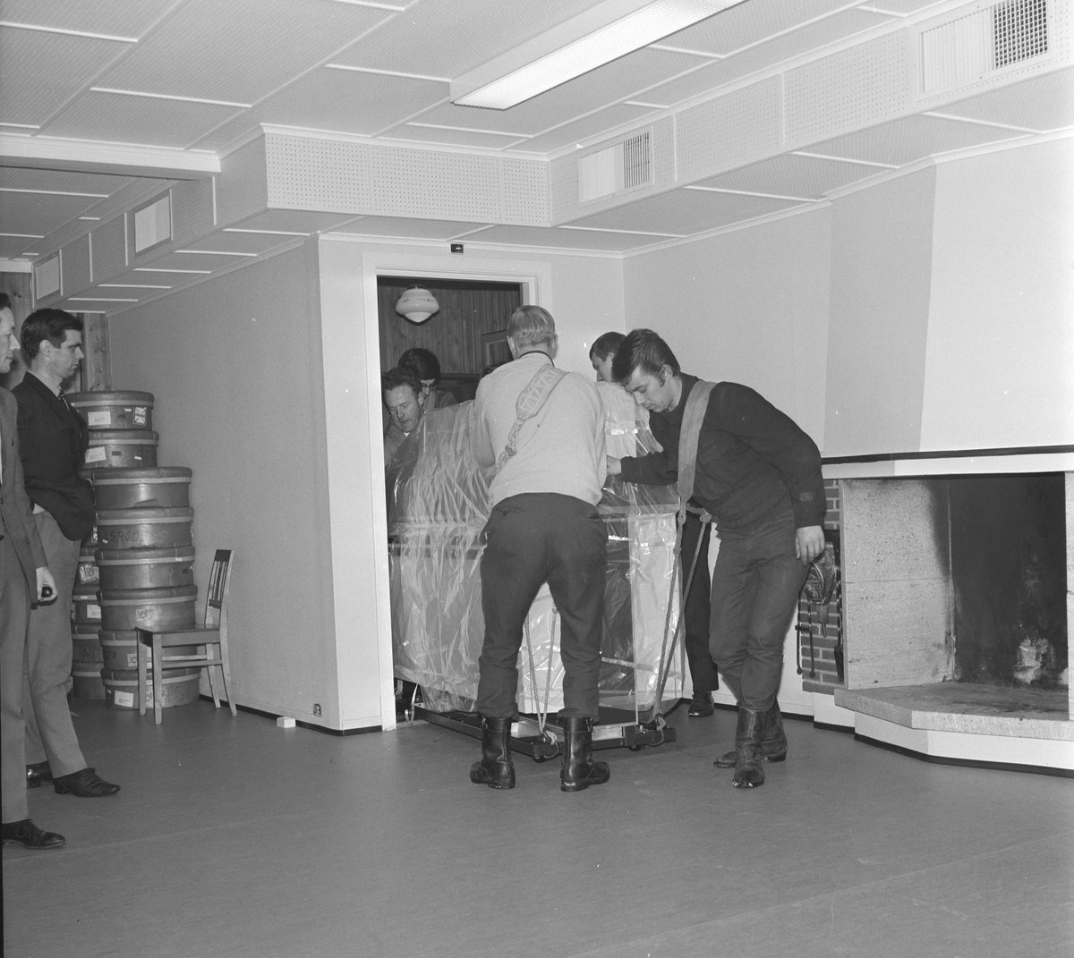 Nasjonal Kassaregister A/S. Montering, Installasjon av datamaskin hos Berger Langmoen A/S. Desember 1969. Datautstyr trilles inn på kontoret. Ukjente. 