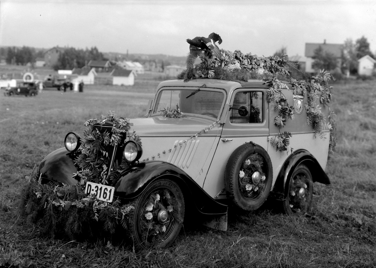 BLYSTAD "UNDERWOOD", HAMARDAGEN, BLOMSTERPYNTET BIL D-3161. FORD, VAREBIL. Engelsk Ford Junior (modell Y) 1934-37. 

