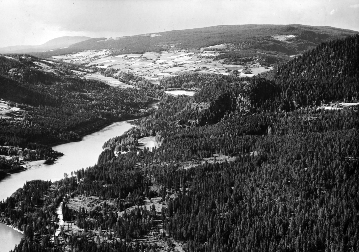 Øyer mot Tretten, flyfoto. Foto Normann 1946-1950. 