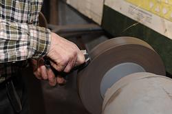 Polering av eggpartiet på ei nesten ferdig merkeøks.  Vi ser