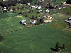Håberget midt i bildet, Langhol i gult til høyre, Hanstad