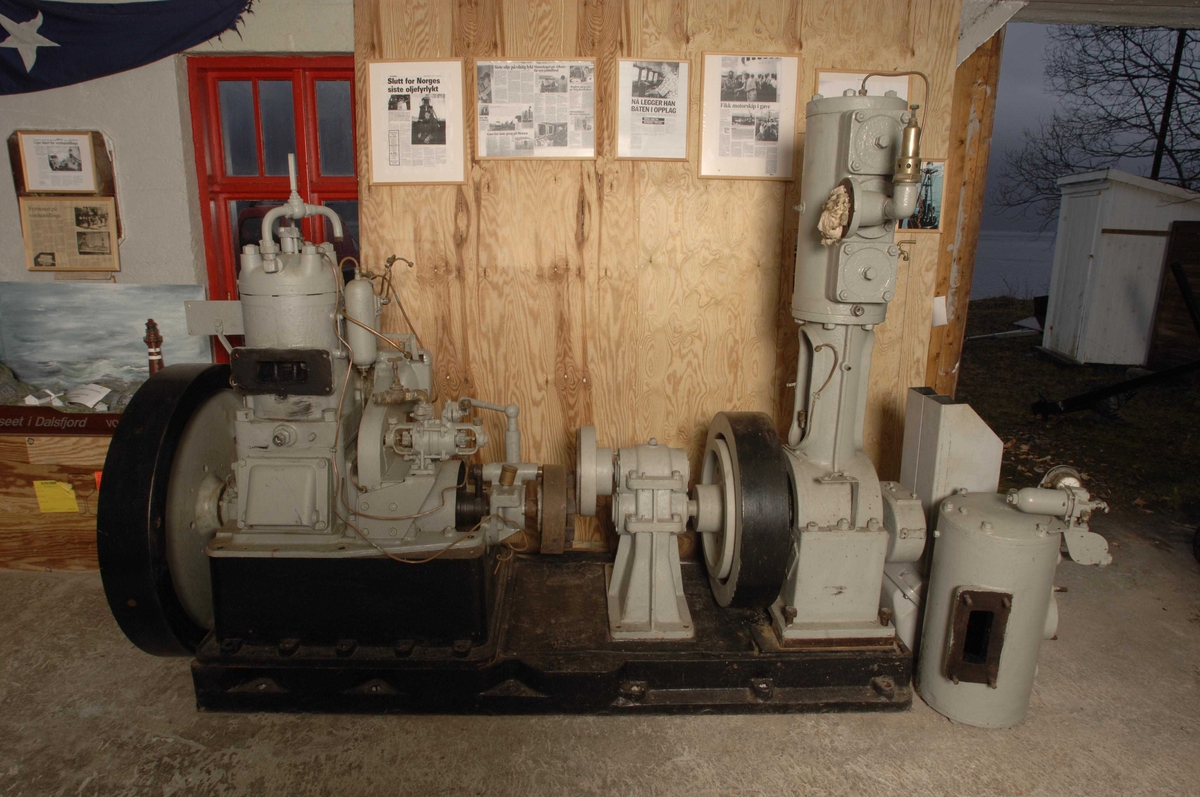 Motor av typen Wichman D nr. 3770. 12 hk. Motoren er samankopla med tåkelurkompressor. Motoren er bygd i 1942 og vart nytta på Sletringen fyr. Sjå nr. 1.0073