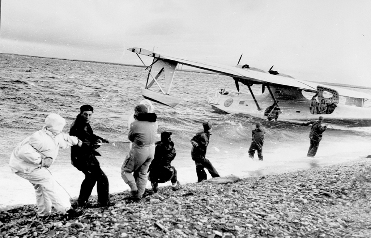 Sjöflygplan TP 47 Catalina dras in för förankring vid strand på Spetsbergen, 1957.
