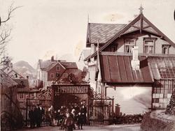 Lihaugen og inngangen til Byparken.