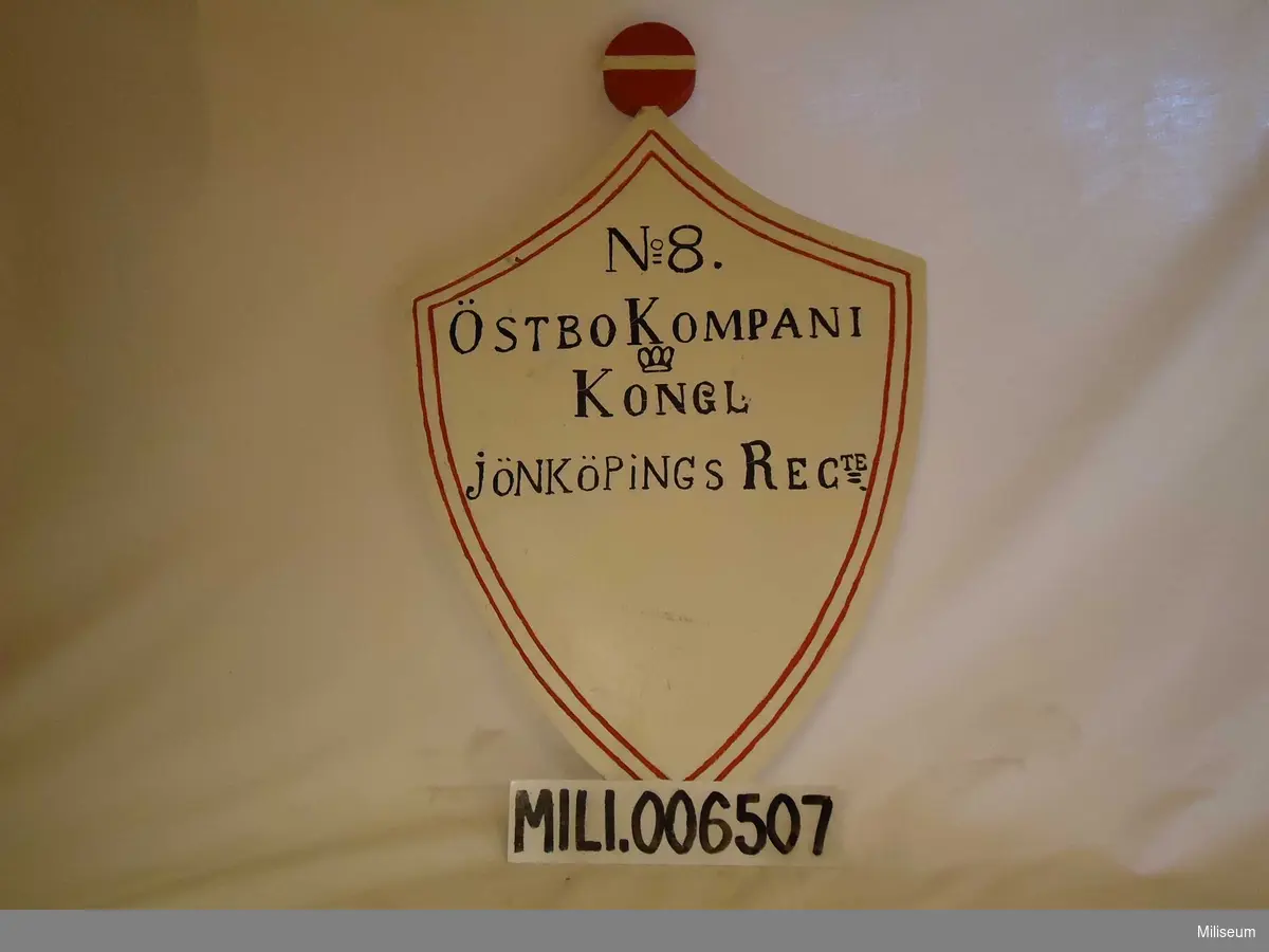 Soldattorpsskylt, 1800-tal. Kungl Jönköpings Regemente, Östbo kompani (7.), rote nr 8 Åreved (Forsheda socken). Replik, tillverkad 1987.