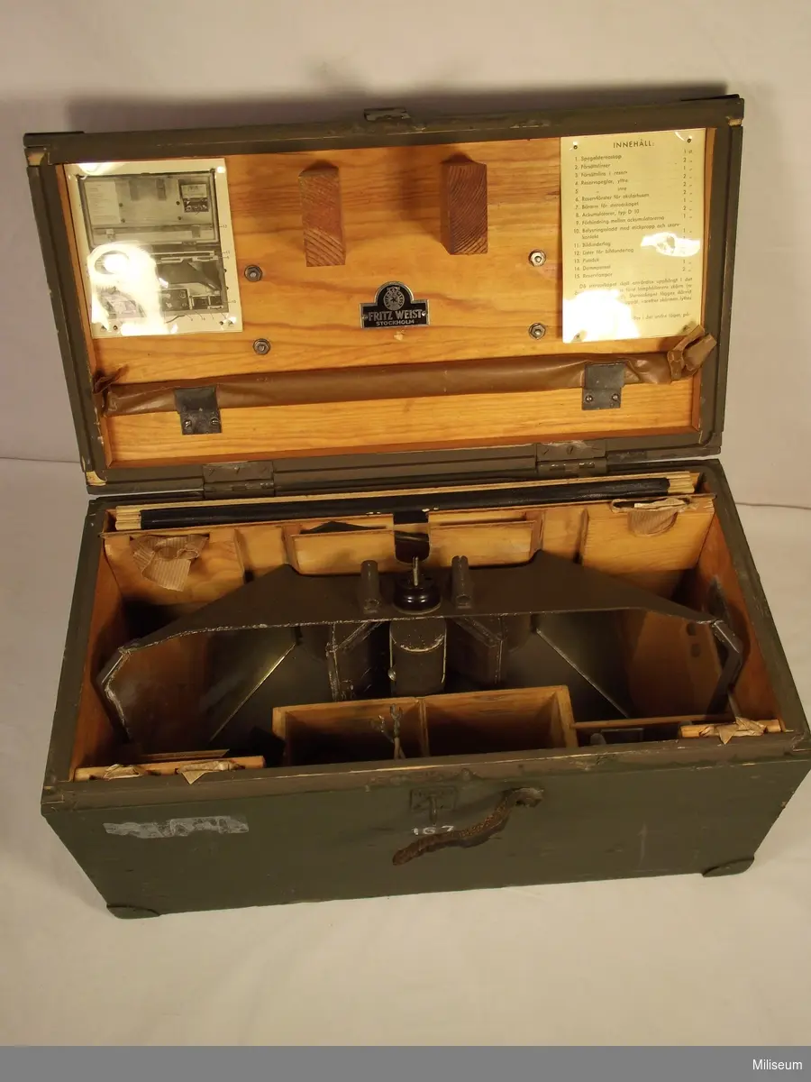 Mätstereoskop 42 B, använd för att studera flygfoton. 
Instrumenten förvaras i trälåda.
