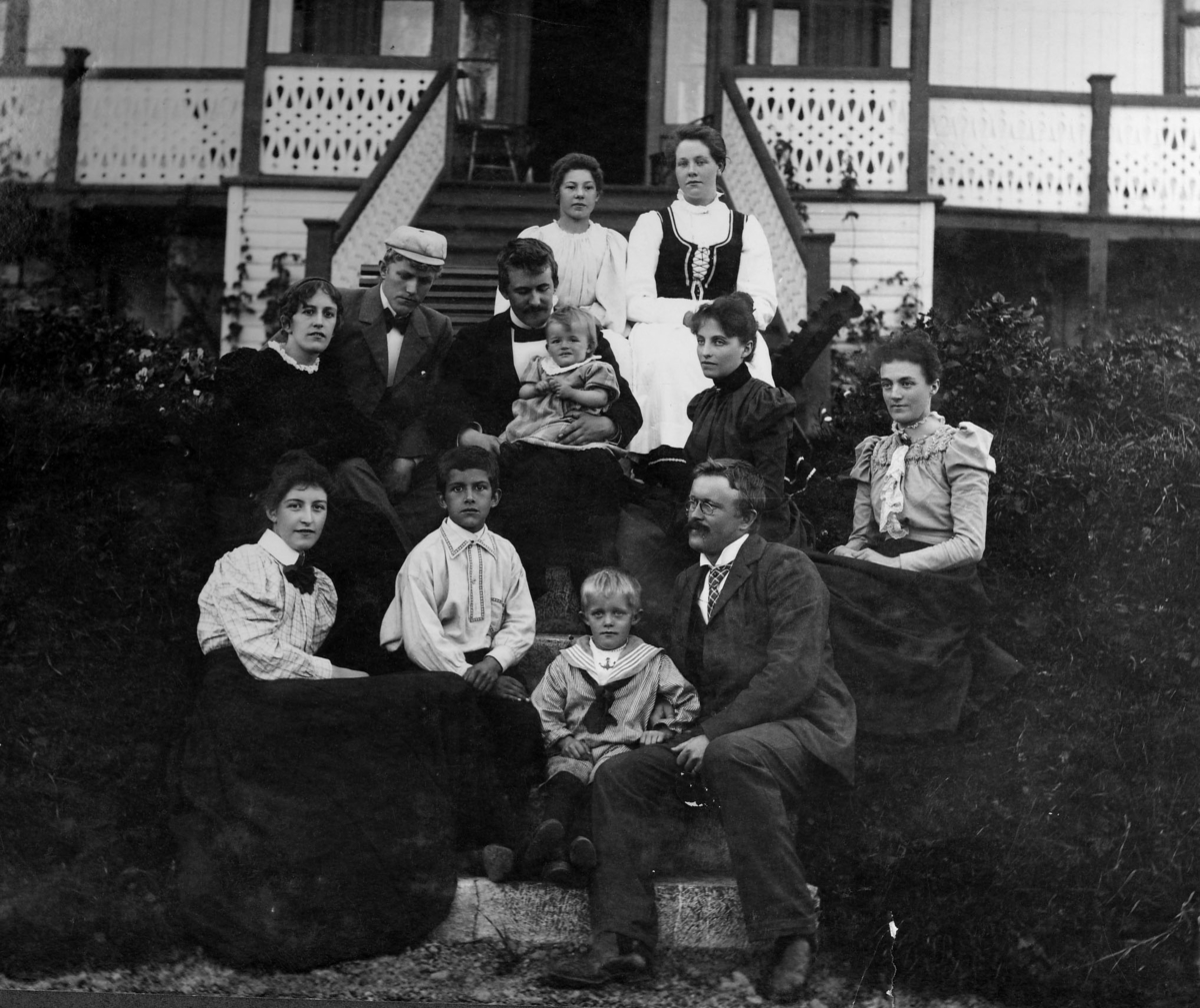 Familien Castberg. De sitter trolig på trappen ved villaen Fredevik.