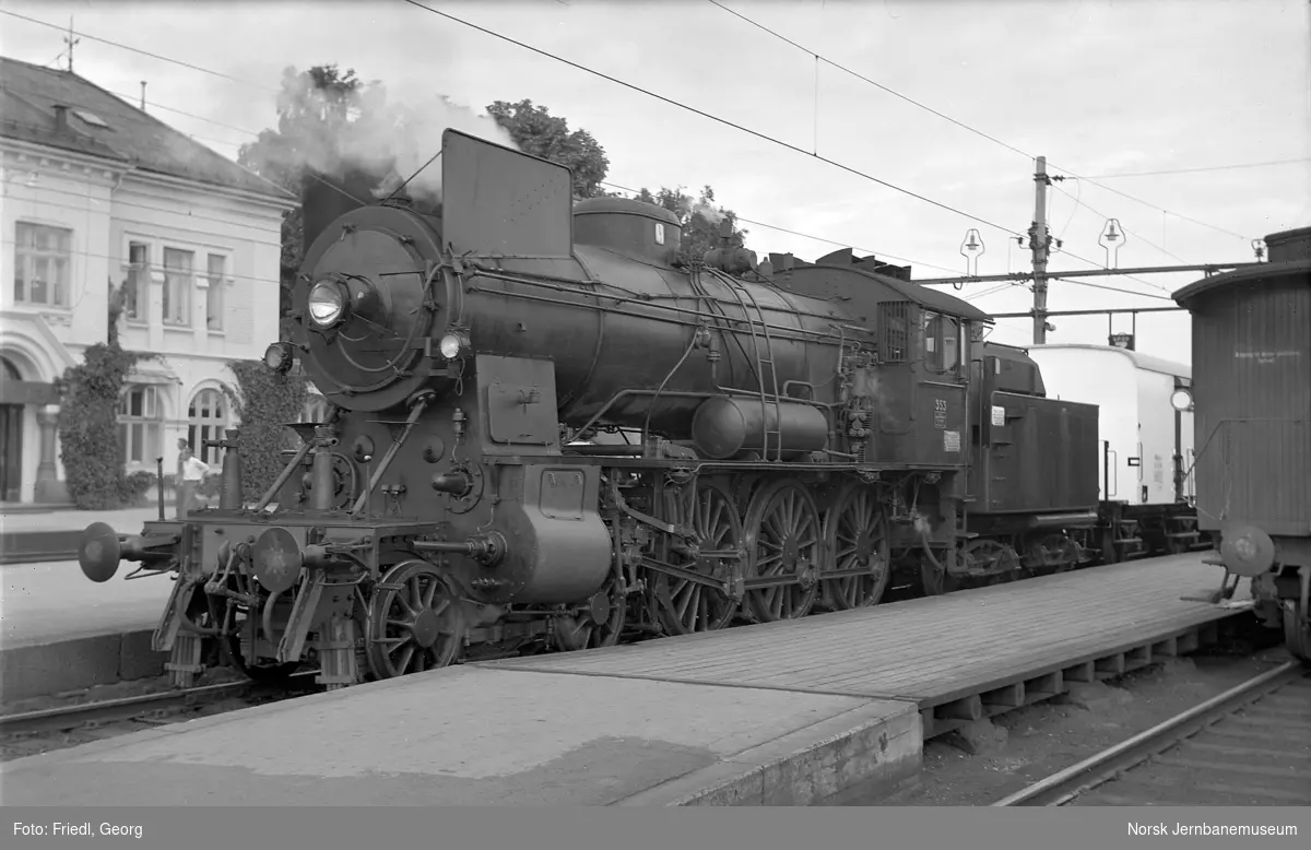 Damplokomotiv type 30b nr. 353 med persontog 307 til Otta på Hamar stasjon