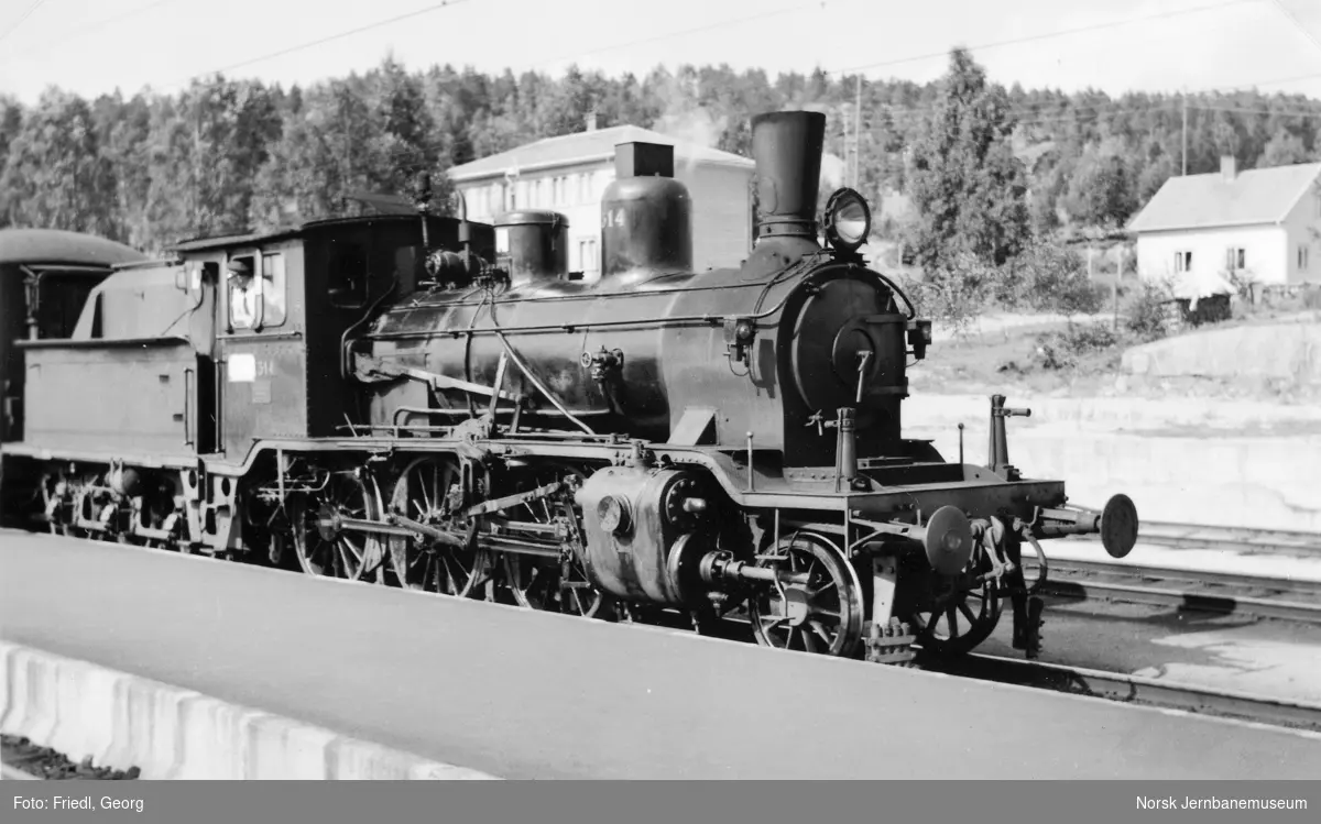 Damplokomotiv type 21b nr. 314 foran persontog til Arendal på Nelaug stasjon