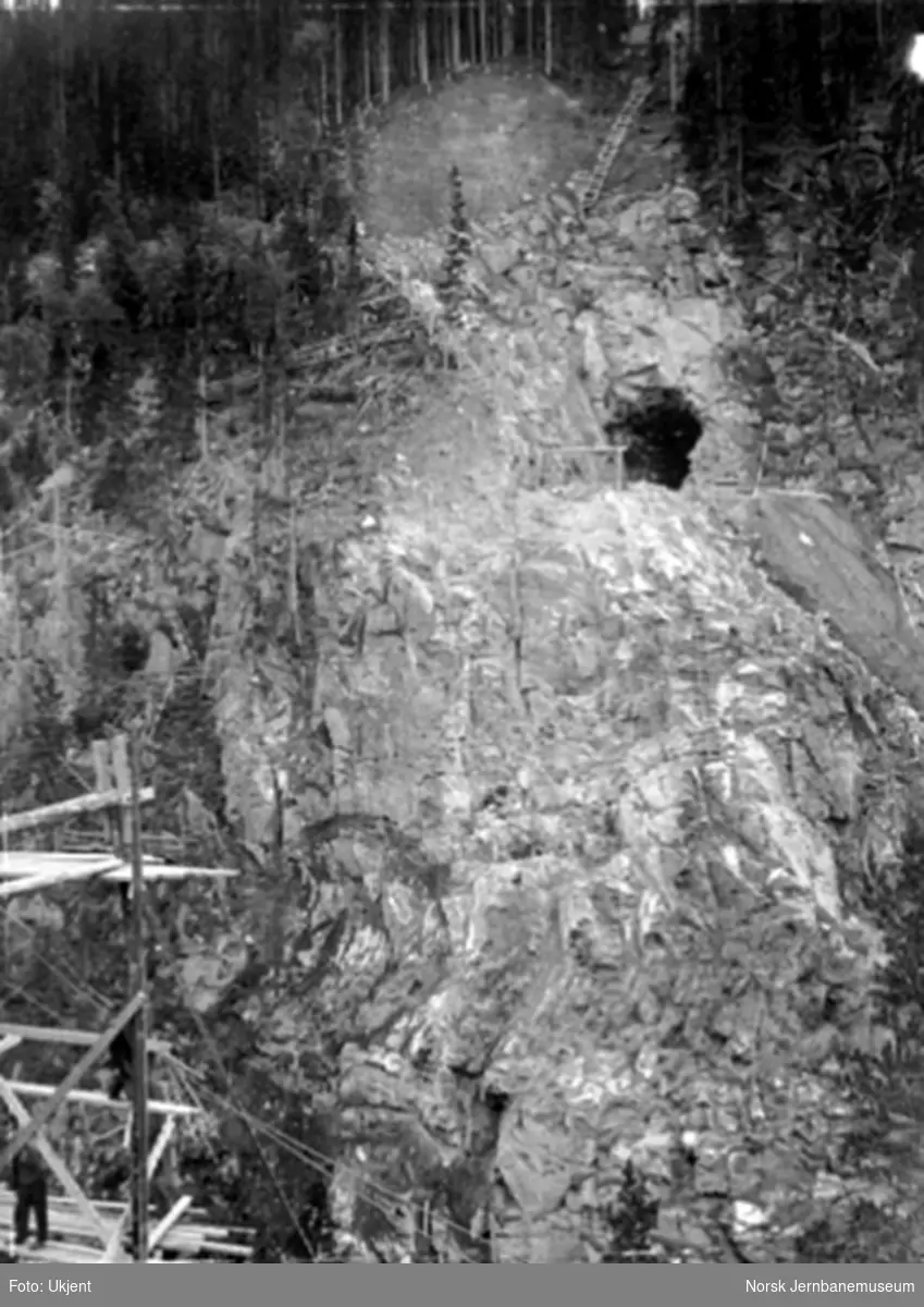 Bru over Orkla; arbeid med stillaser med tunnelåpning på Orkla tunnel i bakgrunnen