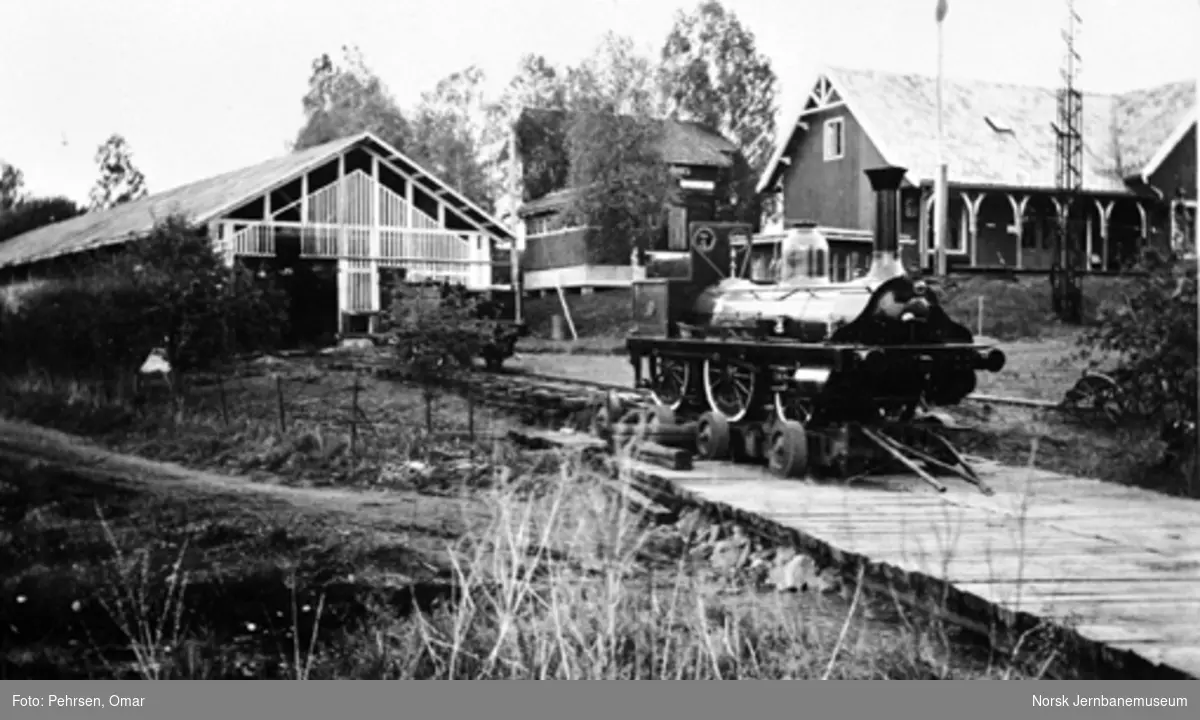 Damplokomotiv type 2a nr. 16 klargjøres for transport til Jernbanens Dag 1949