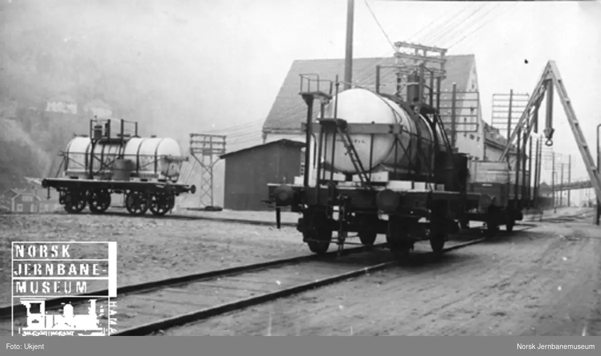 To av Rjukanbanens tankvogner og en stakevogn i bakgrunnen