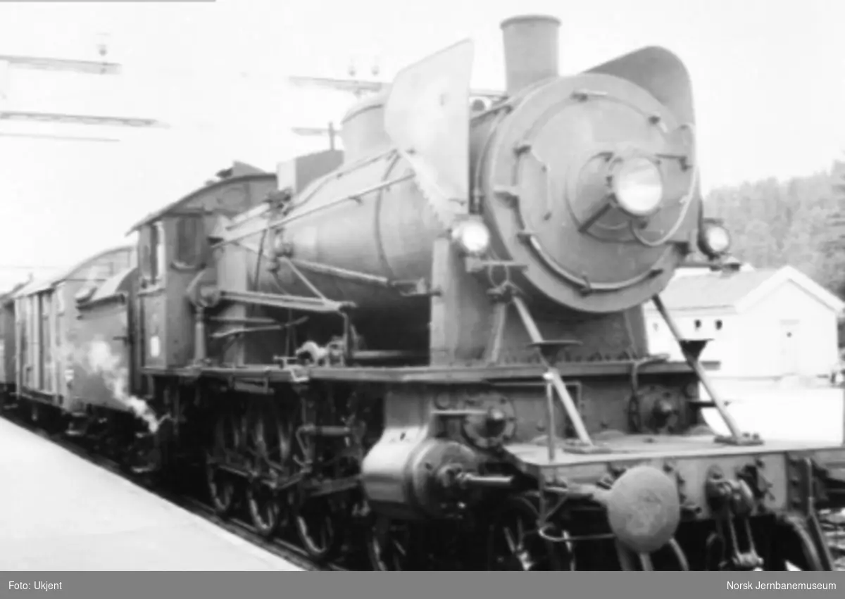 Damplokomotiv type 30a nr. 276 foran persontog