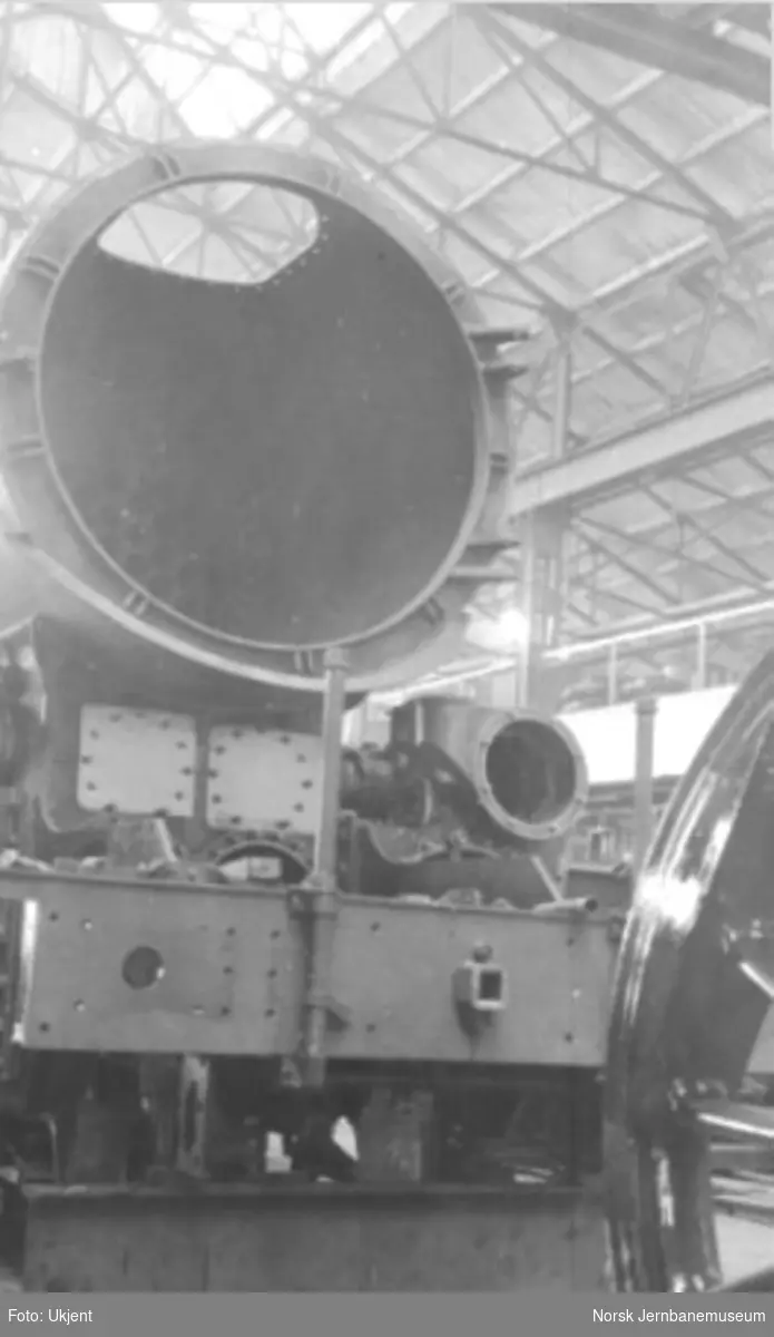 Damplokomotiv type 49a "Dovregubben" under bygging; frontparti med kjel på plass, røykskapsdør mangler