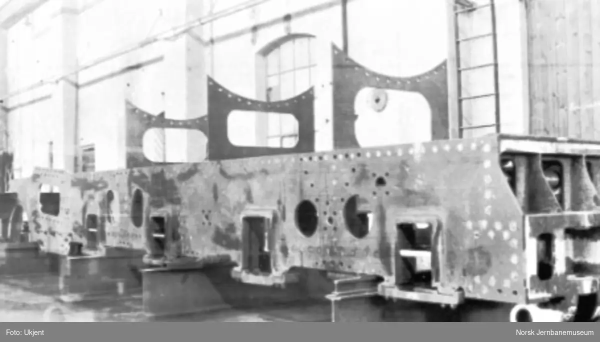 Damplokomotiv type 49a "Dovregubben" under bygging; ramme med pendelstag
