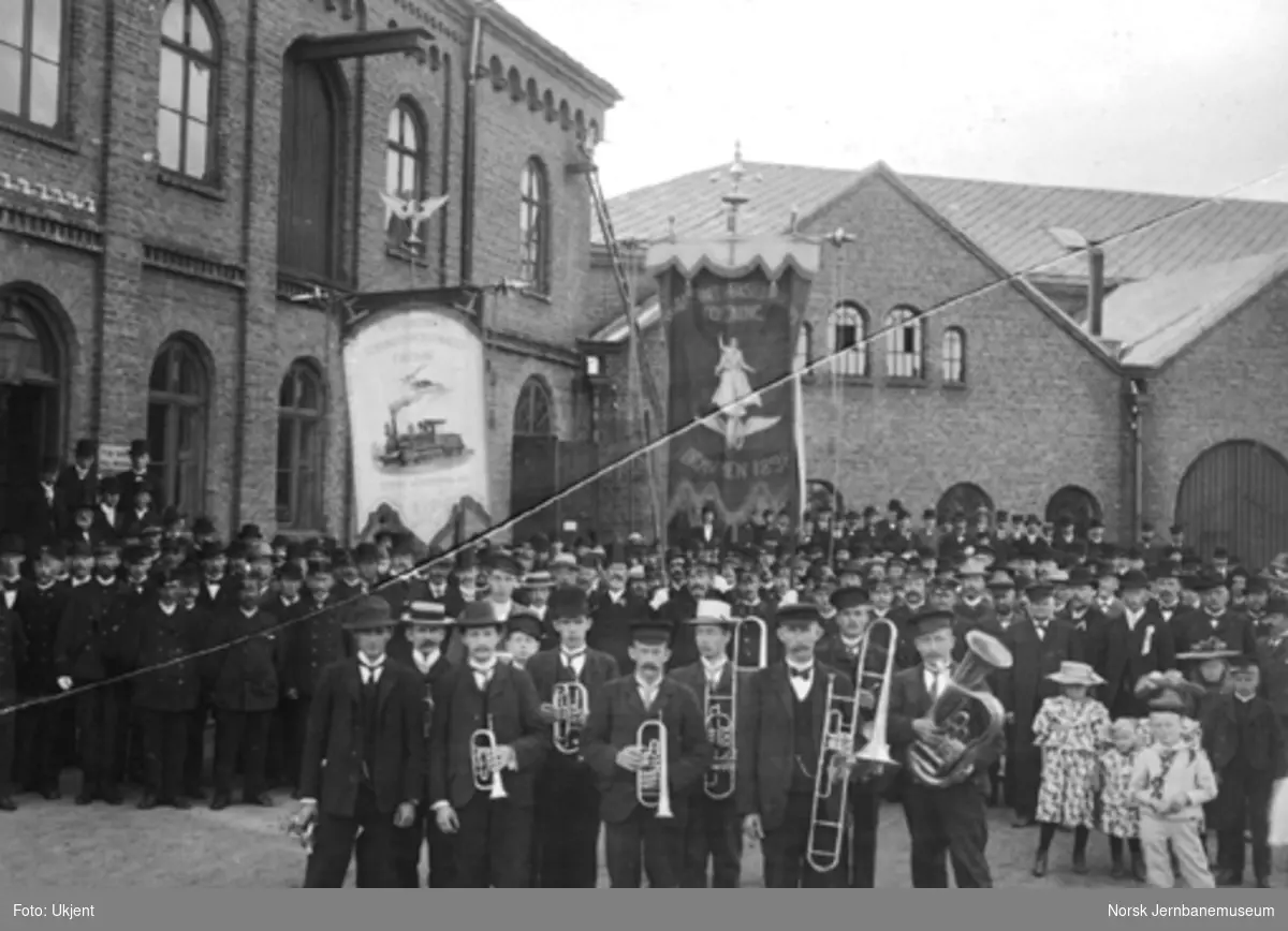 Jernbanefunksjonærer i Drammen under sine faner avstemmingsdagen i 1905